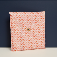 Pochette cadeau reutilisable taille M détail de l'imprimé Orange hendaye
