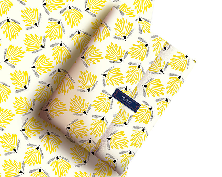 paquet cadeau jaune en tissu feuille et cadeau