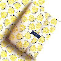 paquet cadeau jaune en tissu feuille et cadeau