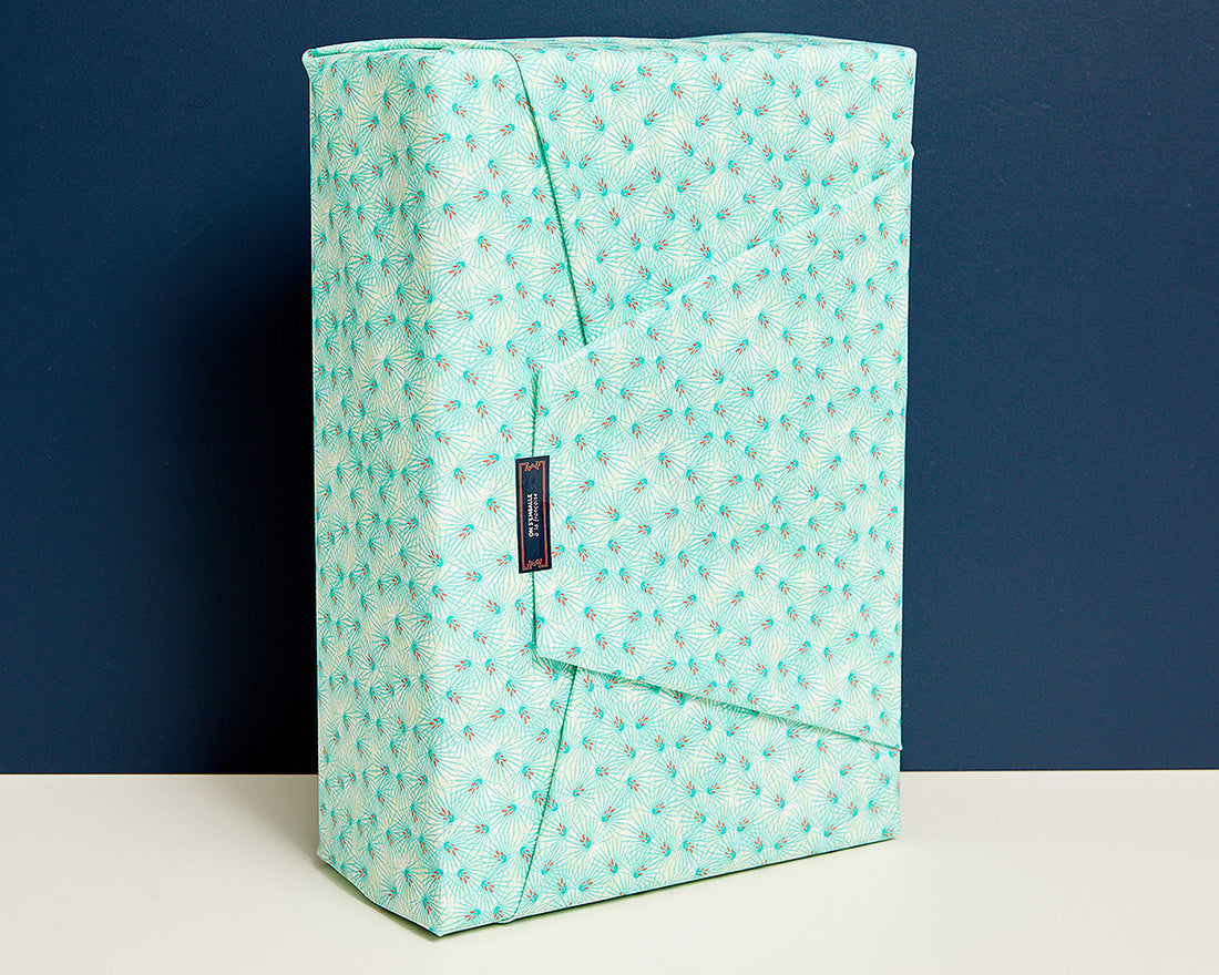 Pliage enveloppe de la feuille cadeau L Vert Vincennes – On s’emballe à la française