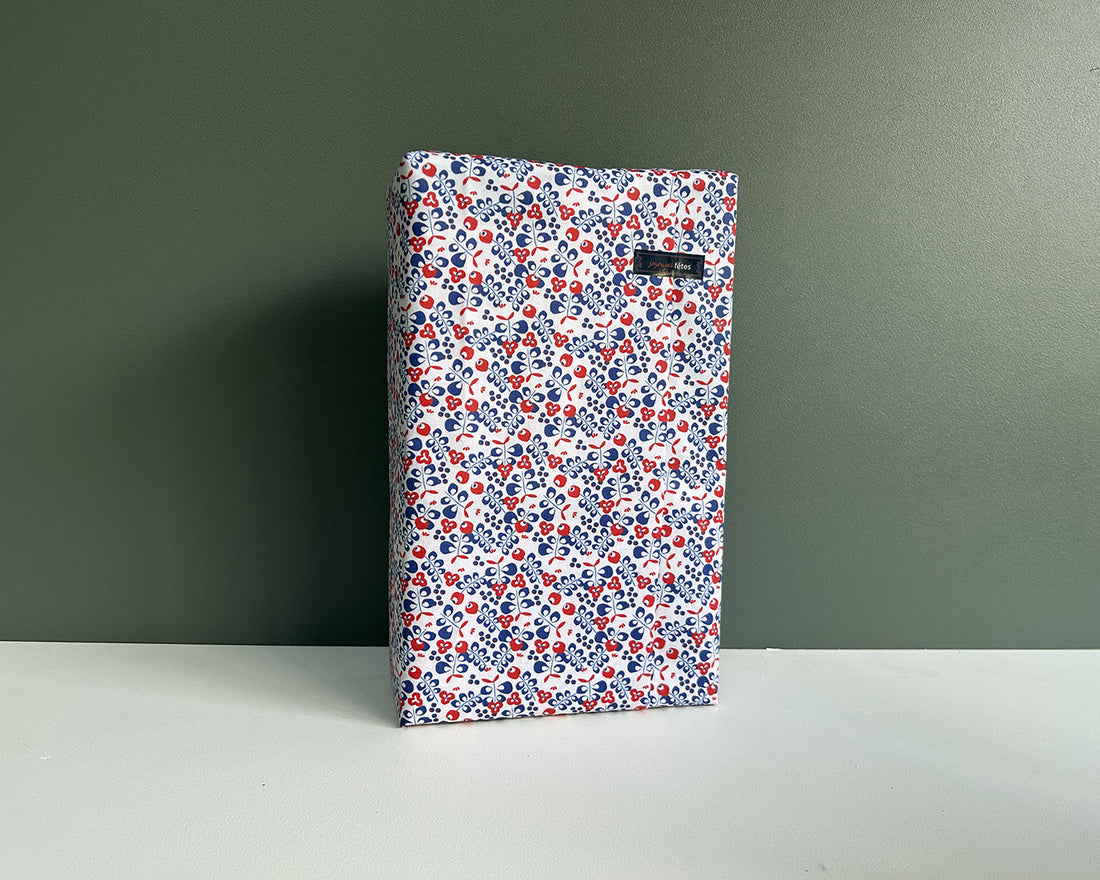 Détail du motif Bleu Limoges sur la feuille cadeau L – Fabriquée en France