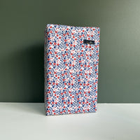 Détail du motif Bleu Limoges sur la feuille cadeau L – Fabriquée en France