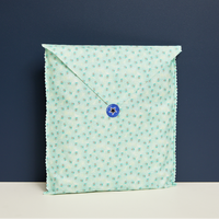Pochette cadeau reutilisable taille M détail de l'imprimé Vert Vincennes