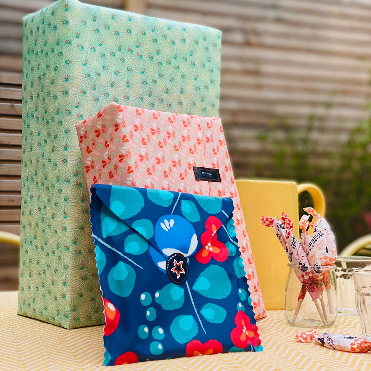 Fete d'anniversaire enfant avec paquets cadeau et pochettes réutilisables colorés